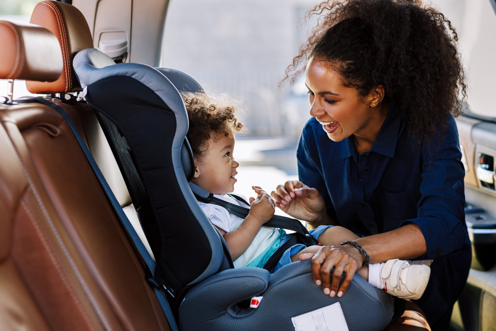 Quel réhausseur sans dossier choisir pour le siège auto de votre enfant ?