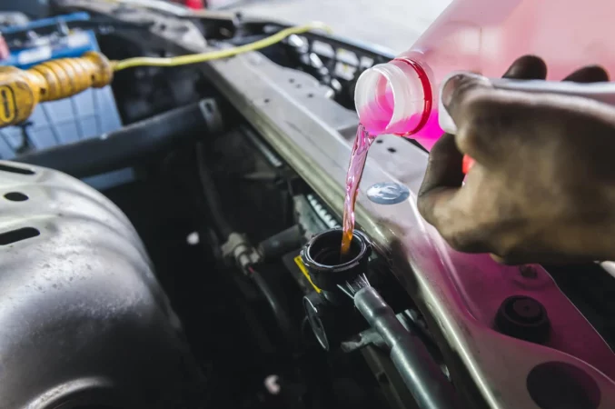 Mélange d'eau et de liquide de refroidissement : quels risques pour sa  voiture? - Oovango
